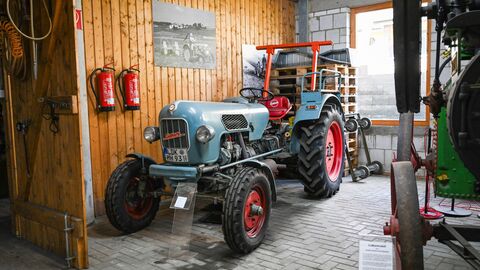 Das Landwirtschaftliche Museum Lahn-Dill zeigt auch Traktoren und Erntemaschinen. Ein Traktor im Landwirtschaftlichen Museum.