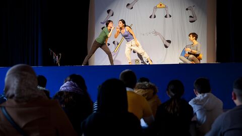 Szene aus einem Theaterstück mit Jugendlichen.