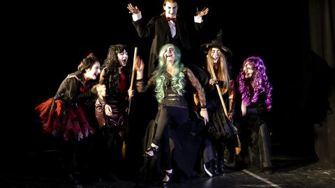 Bei den Proben zu „Faust“, einem kulturellen Integrationsprojekt des Main-Taunus-Kreises. Szene aus einem Theater-Integrationsprojekt: Die Darstellerinnen und Darsteller sind wie Hexen und Zauberer verkleidet, tragen bunte Kostüme und lange Perrücken und stehen lachend zusammen