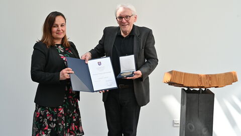 Staatssekretärin Ayse Asar übergibt die Goethe-Plakette an Prof. Dr. Karl Max Einhäupl