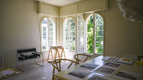 Blick in den sonnendurchfluteten Wohnraum der Doppelvilla.