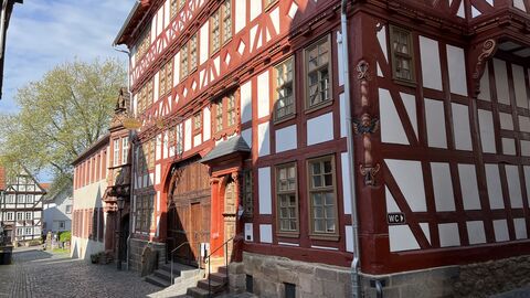 Das Museum Alsfeld ist "Museum des Monats" Mai 2023. Das Stadtmuseum Alsfeld von außen, ein rot-weißes Fachwerkhaus