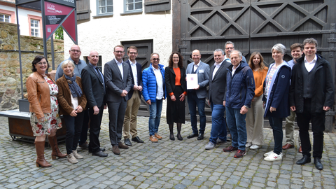 Die Mitglieder des Geschichts- und Museumsvereins arbeiten zusammen mit der Stadt Alsfeld an einer modernen Dauerausstellung, die vor allem die Stadtgeschichte des 19. und 20. Jahrhunderts in den Blick nimmt. Ministerin Dorn im Kreis von Vertreterinnen und Vertretern des Stadtmuseums Alsfeld und der Stadt