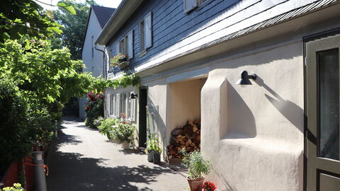 Der Langer Hof in der Berger Straße 326 ist das vermutlich älteste Wohnhaus in Frankfurt-Bornheim. Blick auf den Langer Hof, ein langgestrecktes Gebäude mit teilweise lehmverputzter Fassade.