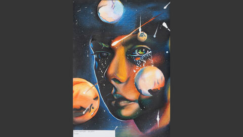 Ein Gesicht schaut den Betrachter an, aus seinen Augen fließen weiße Flecken, sie tropfen auf Planeten