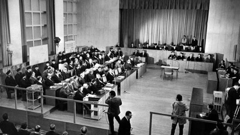 Als bedeutendes Zeugnis für die nationalsozialistischen Verbrechen und ihre justizielle Aufarbeitung wurden die Prozessunterlagen am 30. Oktober 2017 durch die UNESCO als Weltdokumentenerbe ausgezeichnet. Historisches Foto des 1. Frankfurter Auschwitz-Prozesses: Blick in den Verhandlungssaal mit den Angeklagten und ihren Verteidigern sowie Journalisten und Zuschauern