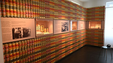 Neu-Isenburg war bekannt für seine Wurstherstellung. Eine Wand voller Wurstkonserven.