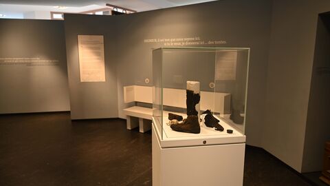 Das Museum "Haus zum Löwen" zeigt auch das Leben der Hugenotten. Vitrine mit Alltagsgegenständen der Hugenotten im Stadtmuseum Neu-Isenburg