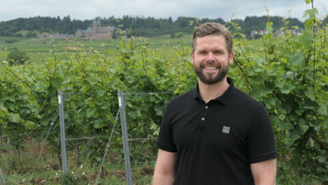 Prof. Dr. Voss-Fels steht vor Reben