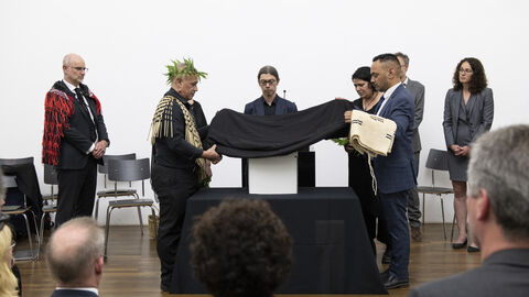 Die Delegation bedeckt die Kiste mit dem Schädel mit einem schwarzen Tuch.