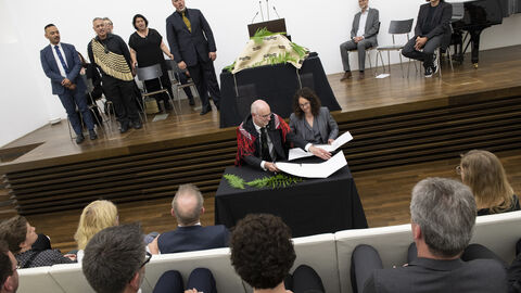 Ministerin Dorn und der neuseeländische Botschafter in Deutschland, H.E. Craig J. Hawke, bei der Zeremonie.