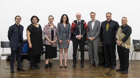 Ministerin Dorn mit der Delegation des staatlich neuseeländischen Repatriierungsprogramms „Karanga Aotearoa“ am Te Papa Tongarewa Nationalmuseum.