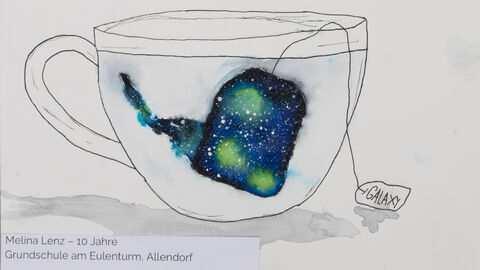 Eine große Tasse mit einem Teebeutel darin. Der Teebeutel ist das Universum.