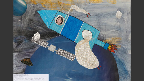 Eine Rakete im All, auf die die Künstlerin ihr Foto geklebt hat.