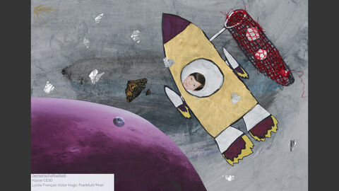  Eine Rakete im All, auf die die Künstlerin ihr Foto geklebt hat. Die Rakete sammelt zudem Fußbälle im All.