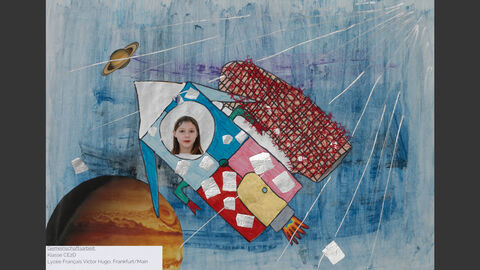 Eine Rakete im All, auf die die Künstlerin ihr Foto geklebt hat.