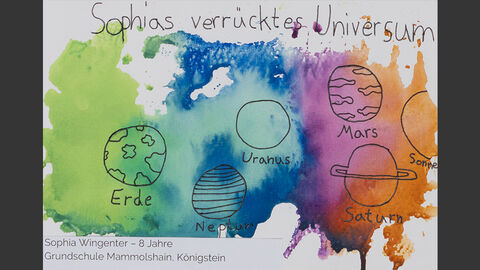 Sophia Wingenter (8 Jahre), Grundschule Mammolshain in Königstein, Kategorie Anerkennungspreis Einzelarbeiten 6 bis 8 Jahre Auf einem bunten Hintergrund sind die Planeten unseres Sonnensystems gemalt, darüber steht" Sophias verrücktes Universum"