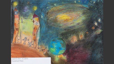 Auf einem Planeten stehen zwei Türme, drum herum sind Menschen; sie schauen auf die Erde im All