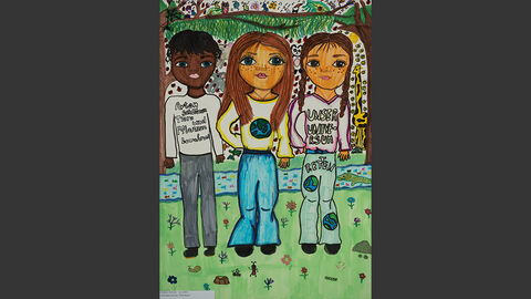 Zwei Mädchen und ein Junge stehen an einem Fluss, im Hintergrund sind Bäume und verschiedene Tiere abgebildet. Die T-Shirts der Mädchen tragen die Aufschrift „Arten schützen Tiere und Pflanzen bewahren“ und „unser Universum retten“.