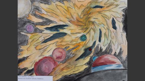  Strudel aus gelber und schwarzer Farbe und bunten Kugeln im Hintergrund, im Vorder-grund ein kuppelförmiges Gebilde.