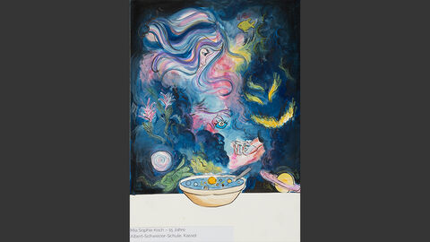 Von dunklen Wolken umgebener Kopf einer Frau im Profil mit langen bunten Haaren, darunter eine Hand, die einer anderen Hand ein Auge zu übergeben scheint. Darunter eine Suppenschüssel, in der kleine Planeten schwimmen. 