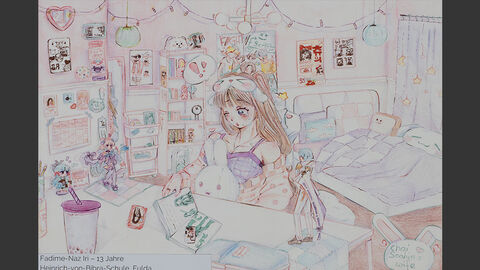 In einem Jugendzimmer sitzt ein Mädchen am Schreibtisch und weint, während sie in einem Buch blättert. Das Mädchen erinnert an eine japanische Manga-Figur, auf dem Schreibtisch stehen weitere Manga-Figuren.