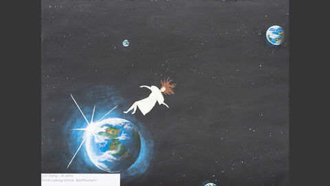 Eine weibliche Gestalt in weißem Hemd schwebt durch das Weltall zwischen mehreren Planten, die wie die Erde aussehen. 