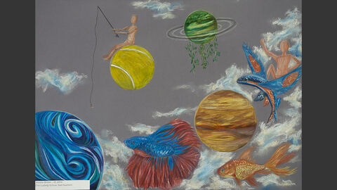 Eine Gliederpuppe sitzt auf einem Tennisball und hält eine Angel in der Hand, darum schweben bunte Planeten, bunte Fische und Wolken, eine weitere Gliederpuppe reitet auf einem bunten Fisch.    