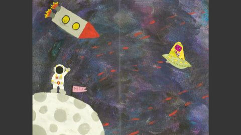 Ein Astronaut steht winkend auf einem Planeten, im Hintergrund fliegen eine Rakete und ein Alien in einem  UFO
