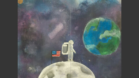 Ein Astronaut steht neben der amerikanischen Flagge auf dem Mond und schaut zur Erde.