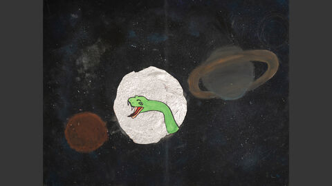 Zwei dunkle Planeten, dazwischen eine leuchtend silberne Kugel, auf der eine Schlange abgebildet ist