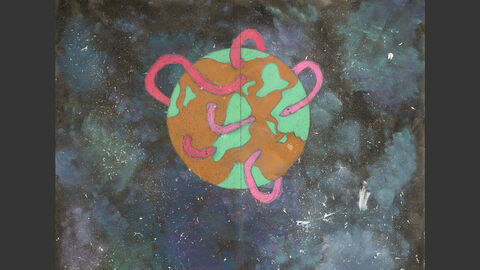 Eine rosa Riesenschlange windet sich um einen Planeten.