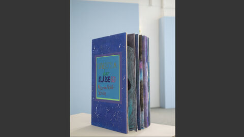 Das prämierte Projekt der Klasse 6d der Maria-Ward-Schule in Bad Homburg: Ein zusammengeklebtes Buch zum Thema Universum.