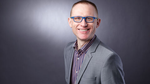 Prof. Dr.-Ing. Ulf Schwalbe ist Professor für Erneuerbare Energien und Elektromobilität an der Hochschule Fulda  Porträt von Prof. Dr.-Ing. Ulf Schwalbe