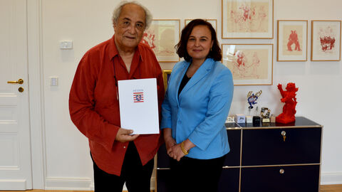 Dr. Ferhat Derman und Staatssekretärin Ayse Asar posieren für ein Foto.