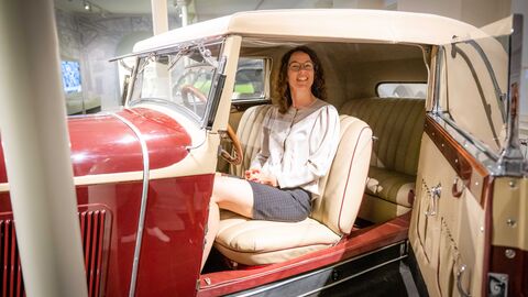 Ministerin Dorn sitzt in einem Oldtimer.