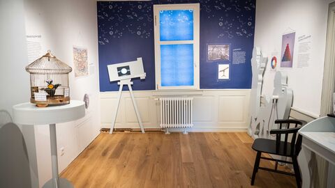 Das Museum Ober-Ramstadt gibt auch einen Einblick in Leben und Werk des Naturwissenschaftlers Georg Christoph Lichtenberg, der in Ober-Ramstadt geboren wurde. Blick in eine Ecke der Ausstellung im Museum Ober-Ramstadt mit einem stilisierten Fenster, Teleskop und Exponaten zu Lichtenberg.