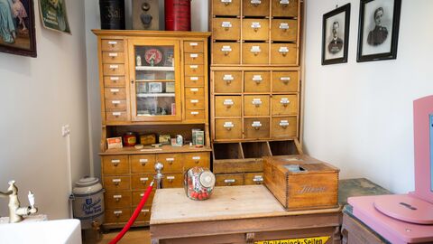 Einen Blick in die Alltagswelt des frühen 20. Jahrhunderts bietet der Tante-Emma-Laden. Ein historischer Kaufmannsladen mit vielen Schränken im Museum-Ober-Ramstadt