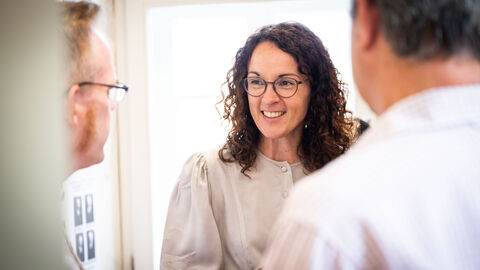 Geschichte wird von Menschen geschrieben – und gerade Heimathistorie vermittelt sich am besten über persönliche Schicksale und Werdegänge", so die Ministerin. Ministerin Dorn im Gespräch