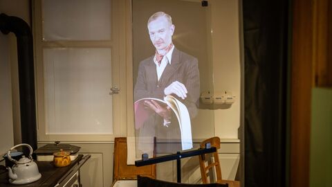 Das Museum Ober-Ramstadt setzt auf digitale Angebote. Ein Bildschirm im Museum Ober-Ramstadt, von dem aus ein historischer Frisör die Besucherinnen und Besucher anschaut