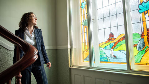 Die Besitzer der Villa Raab ließen Böden und Mosaike aufarbeiten und denkmalgerecht ergänzen.  Ministerin Dorn schaut sich bunte Glasfenster mit Ornamenten in der Villa Raab an.