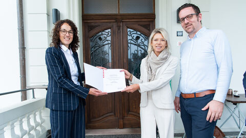Angela Dorn überreicht die Urkunde "Denkmal des Monats" an Eigentümerin Tanja Bohn und Geschäftsführer Bastian Heiser Angela Dorn überreicht die Urkunde "Denkmal des Monats" an Eigentümerin Tanja Bohn und Geschäftsführer Bastian Heiser