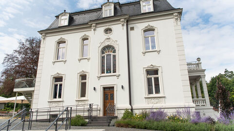Die Villa Raab in Alsfeld ist "Denkmal des Monats" Die Villa Raab von außen, ein prächtiger Bau im Jugendstil