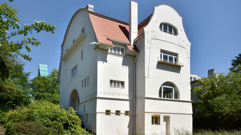 Das Große Haus Glückert in Darmstadt ist Teil der Mathildenhöhe. Blick auf das Große Haus Glückert in Darmstadt von außen, ein herrschaftlicher weißer Bau