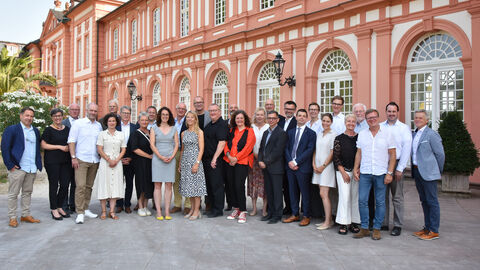 Die Preisträgerinnen und Preisträger des Hessischen Denkmalschutzpreises 2023 Die Preisträgerinnen und Preisträger des Hessischen Denkmalschutzpreises 2023 vor dem Biebricher Schloss.