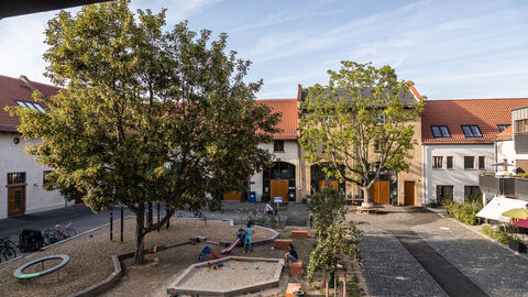 Der Oberhof in Bad Homburg bietet gemeinschaftliche Wohnraum für Menschen aller Altersgruppen. Blick auf den Oberhof.