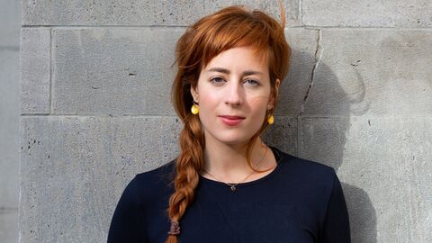 Porträt von Leona Stahlmann, eine junge Frau mit langen roten Haaren