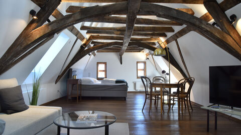 Seit dem Abschluss der Arbeiten wird das Gebäude wie schon vor 170 Jahren wieder als Gaststätte mit Fremdenzimmern genutzt. Blick in den ausgebauten Dachboden des Goldenen Löwen mit hübschem Fachwerk.