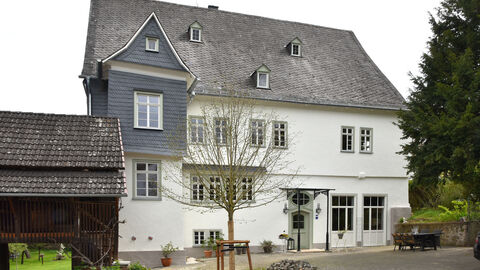 Der Spechthof war ein Sitz eines niederadligen Ministerialen aus dem 16. Jahrhundert.  Blick auf den Spechthof, ein herrschaftliches weißgraues Haus
