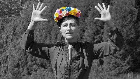 Ulrike Almut Sandig Schwarzweißporträt von Ulrike Almut Sandig, nur ihre Blumenkrone ist farbig